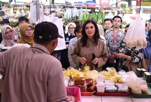 Ketua Komisi IX DPR RI Felly Estelita Runtuwene saat melakukan kunspek sekaligus sidak di Pasar Modern BSD, Tangerang Selatan, Banten, Rabu (11/3/2026). Foto : Galuh/Andri.