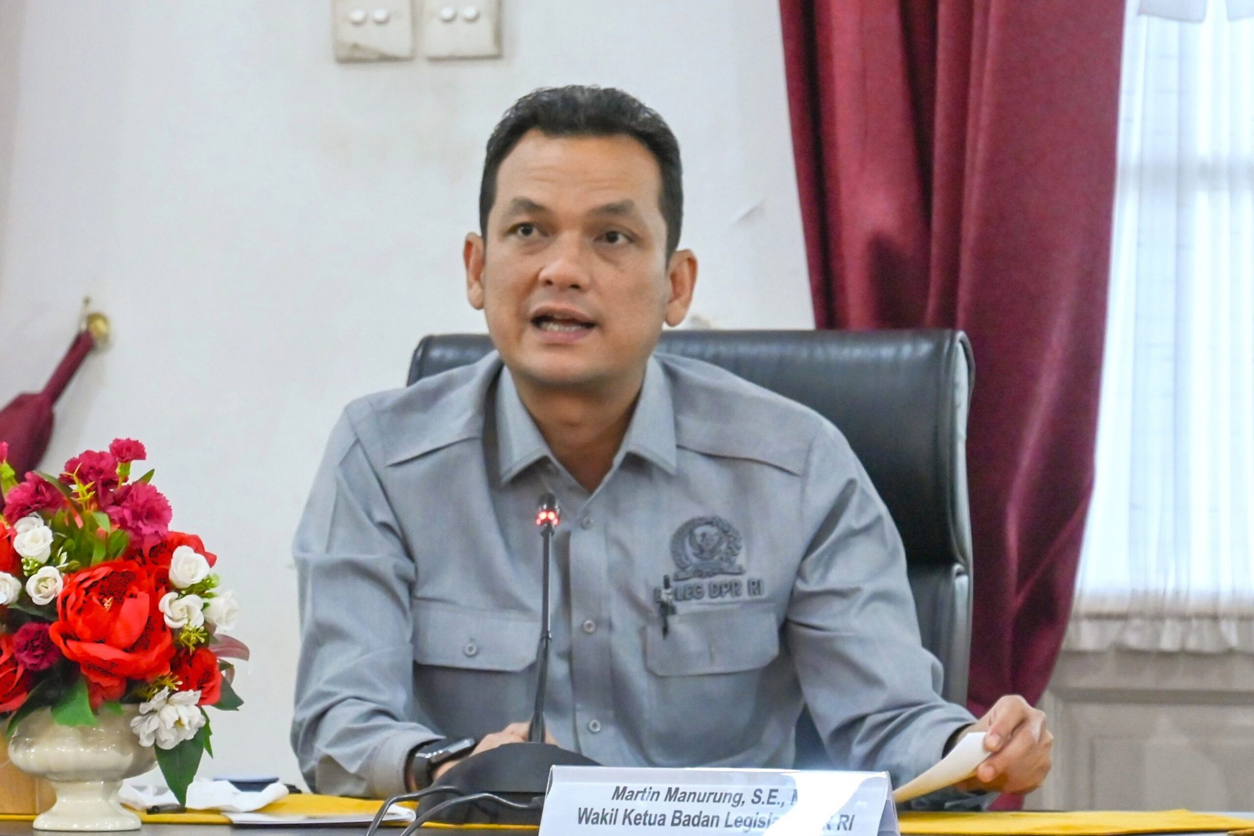 Wakil Ketua Baleg DPR RI, Martin Manurung, dalam pertemuan Baleg DPR RI dengan Gubernur Sumatera Barat dan Wakil Menteri Bappenas beserta stakeholder di Padang, Sumatera Barat, Jumat (6/3/2026). Foto: Ais/Karisma.