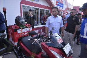 Wakil Ketua Komisi V DPR RI, Andi Iwan Darmawan Aras tinjau salah satu fasilitas antisipasi arus mudik arus mudik dan arus balik Idulfitri 1447 H/2026 di Tempat Istirahat dan Pelayanan KM 57 ruas Tol Jakarta–Cikampek, Jawa Barat, Jumat (13/3/2026). Foto: Munchen/Mahendra.