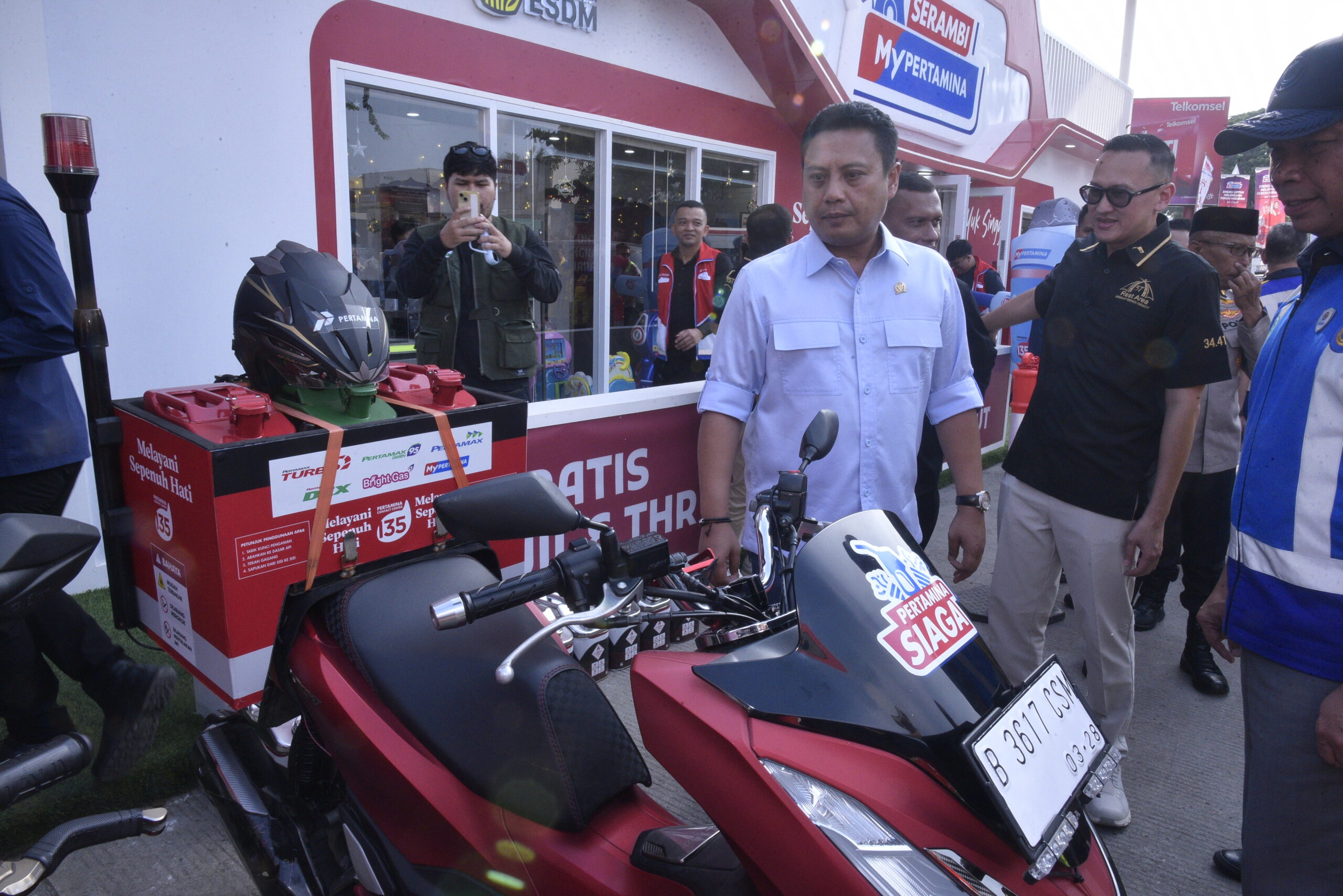 Wakil Ketua Komisi V DPR RI, Andi Iwan Darmawan Aras tinjau salah satu fasilitas antisipasi arus mudik arus mudik dan arus balik Idulfitri 1447 H/2026 di Tempat Istirahat dan Pelayanan KM 57 ruas Tol Jakarta–Cikampek, Jawa Barat, Jumat (13/3/2026). Foto: Munchen/Mahendra.